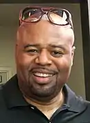 Chi McBride interprète Lou Grover