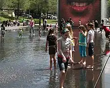 Des enfants profitant du bassin.