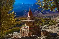 Chörten sur la colline dominant Ghiling.