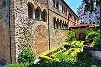 Vue du côté couloir adjoint à l'aile droite menant à la sortie sur la côté de l'église