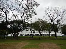 L'église universitaire, au centre du campus de l'Ateneo