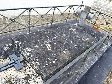 Sont également inhumés à cet endroit leur petite-fille Yvonne de Lonjon (15 mai 1858 - 3 septembre 1943), son mari Charles Maurice, vicomte de Laurens-Castelet, (30 octobre 1850 - 20 décembre 1920), le fils du couple le comte Joseph de Laurens-Castelet, (13 décembre 1882 - 18 juin 1935)