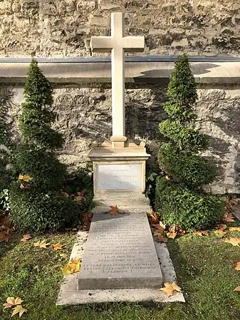 Caveau contenant les restes découverts lors de la démolition de l'ancienne église Saint-Lambert.