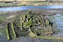 Le fond de l'arrière-port du Guilvinec-Léchiagat : épave de bateau de pêche 2.