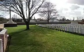 avec vue de la Croix du sacrifice au fond à gauche derrière l'arbre et vers Bécordel