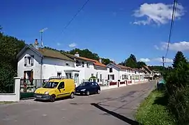 Série de maisons mitoyennes identiques.