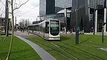 photo d'un tramway roulant avec des immeubles à droite