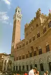 Torre del Mangia dominant le Palazzo Pubblico.