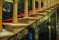 Escalier avec parement en porcelaine