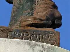Détail de la signature du sculpteur « Eug Bénet » sur l'exemplaire de Civray (Vienne).