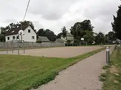 Le terrain de jeux près de l'école.