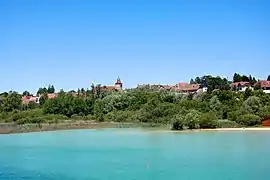 Le centre ancien depuis le Grand Lac et son plongeoir