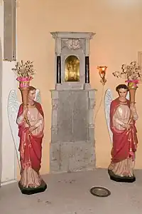 Tabernacle gardé par deux anges en faïence.