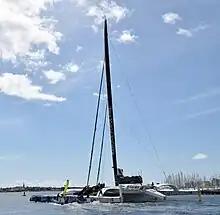 Vu de trois quarts arrière, un trimaran géant.