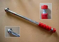 Clef à déclenchement où le couple est réglable de 20 à 100 Nm à 1 Nm près. Sur l'image la valeur réglée est de 45 Nm. Lorsque le couple est atteint la clef "claque".