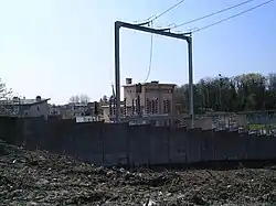 Un poste de transformation électrique pris en photo depuis le sol, un jour de beau temps.