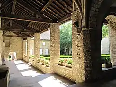 La galerie est du cloître.