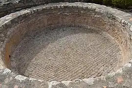 Détail du vivier avec son sol composé de briquettes en opus spicatum.