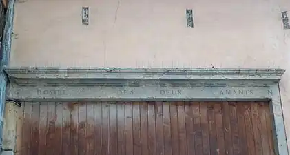 Rappel du nom du lieu à proximité des bâtiments.