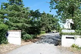 Entrée 1 du Club hippique de Vigoulet-Auzil. Ferronnerie de Georges Fréchin.