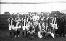 L'équipe du Club français en 1913. Cyprès est accroupi au centre.