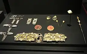 Vue d'ensemble de la parure de la reine Arégonde.