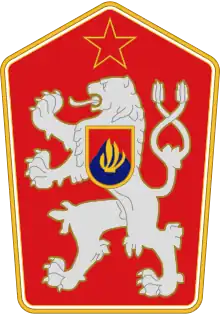 Blason rouge en forme de pentagone, avec un lion blanc et au milieu, une étoile communiste.