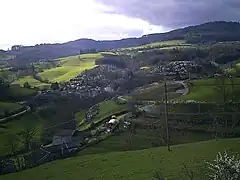 Le village de Lamure-sur-Azergues vu depuis la route du col.
