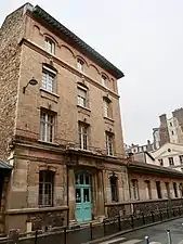 Collège Paul-Bert au no 8.