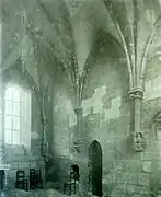 Photographie en noir et blanc d'une pièce voûtée en ogives.