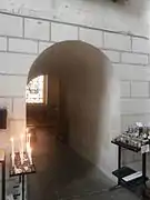 Photographie en couleurs d'un long passage pratiqué dans un mur.