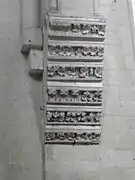 Photographie en couleurs d'un chapiteau à plusieurs rangs de feuillages.