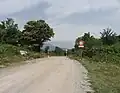 Prolongement par une piste rudimentaire côté français.