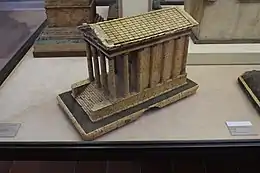 Photographie en couleurs de la maquette d'un temple antique.