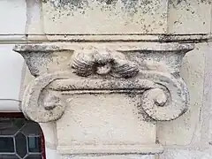 chapiteau orné de volutes d'une colonne ionique