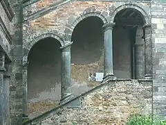 Colonnes doriques du pavillon d'escalier.