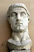Tête de la statue colossale de Constantin Ier. Fragment, marbre, H. 1,75 m. Appartenait à une statue colossale de plus de 10 m de haut. 325 EC. Palais des Conservateurs - Musées du Capitole