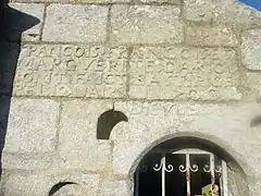 Combrit : inscription sur un mur extérieur de l'église paroissiale Saint-Tugdual