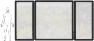 Silhouette d'un homme à hauteur de celle du triptyque ouvert.