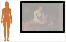 Silhouette d'une femme à hauteur de celle du tableau.