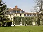 Château de Bayser, édifié sur les emprises de l'ancienne abbaye.