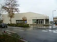 Vue de l'extérieur du complexe sportif Jeanne Desparmet-Ruello.