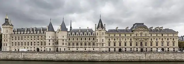La Cour de cassation et, jusqu'en 2018, le tribunal de grande instance donnent sur le quai de l'Horloge.