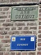 Plaques de rue apposées par la compagnie puis par la commune.
