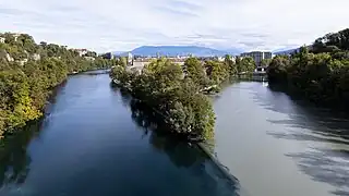L'Arve (à droite) conflue avec le Rhône (à gauche) à Genève