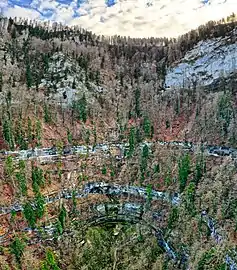 Le fond de la branche du Lançot avec la grotte vers le bas de la falaise.