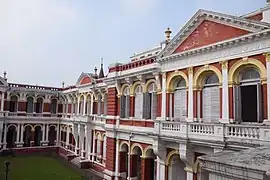 Le Palais de Cooch-Behar, dans l'ancien royaume puis principauté du même nom, au nord du Bengale.