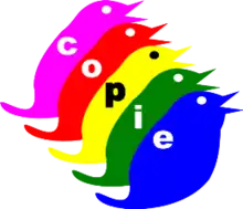 Cinq oiseaux stylisés, des couleurs de l'arc-en-ciel, portant chacun une lettre du mot « copie »