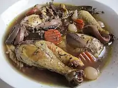 Plat de coq au vin et sa garniture.