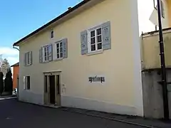 Photo en couleurs d'une maison jaune